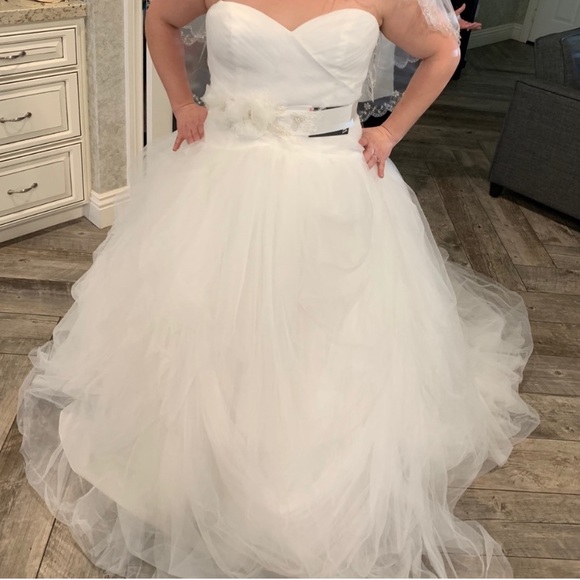 Vera Wang Wedding Gown - Picture 2 of 7